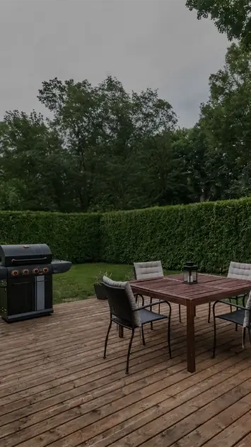 Platting med grill og utemøbler