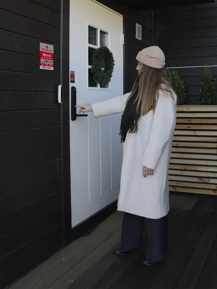 Dorlås og videoringeklokke på alarmsikret hus