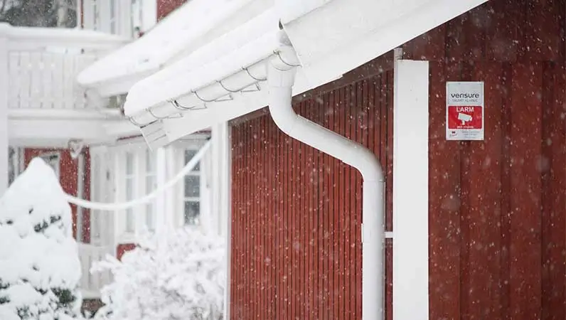 Hus sikret med alarm vinter