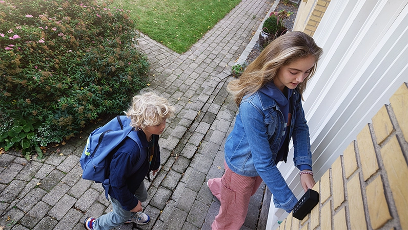 Barn kommer hjem fra skolen