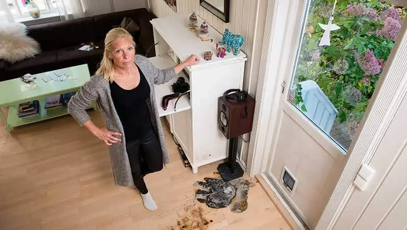 Monica viser frem brannmerker på gulv etter nedbrente stearinlys