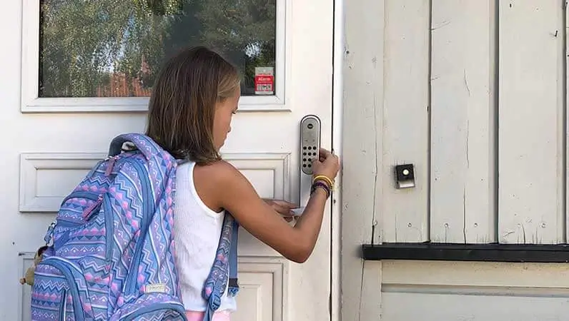 Skolejente åpner dørlås med kode i alarmsikret hus