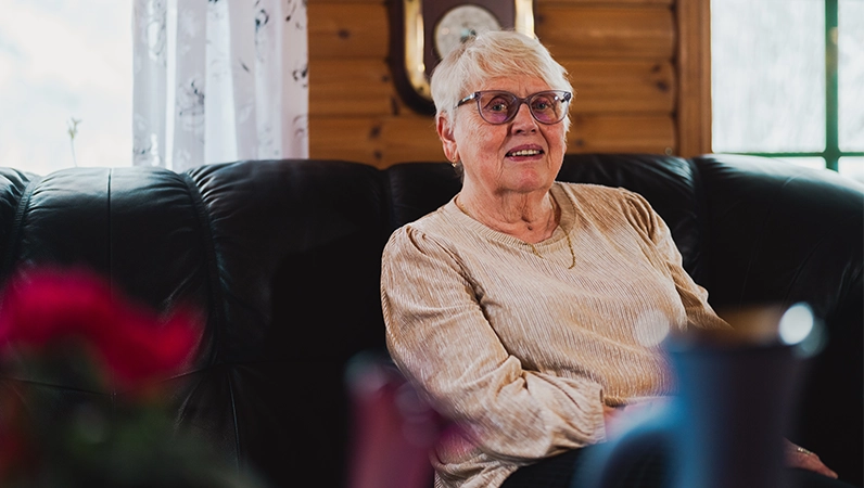 Edith Lorentzen hjemme i sofaen