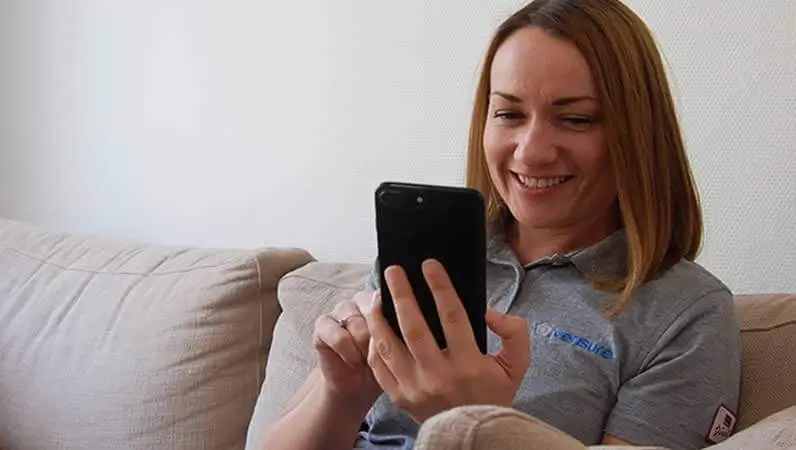 Anette slår på @Home funksjon i Verisure-appen