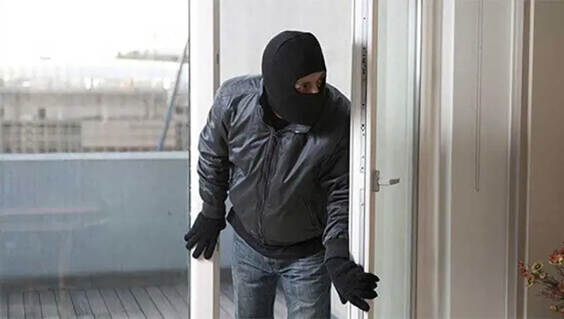 Innbruddstyv kommer inn verandadør
