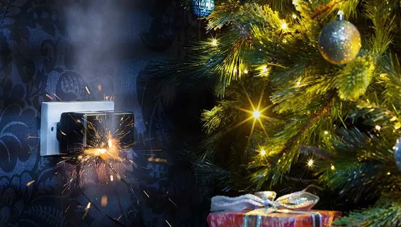 Stikkontakt til juletrelys tar fyr