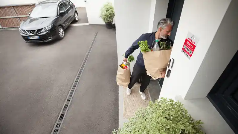 kamera ved inngangsdør ser person kommer hjem kamera ved inngangsdør ser person kommer hjem