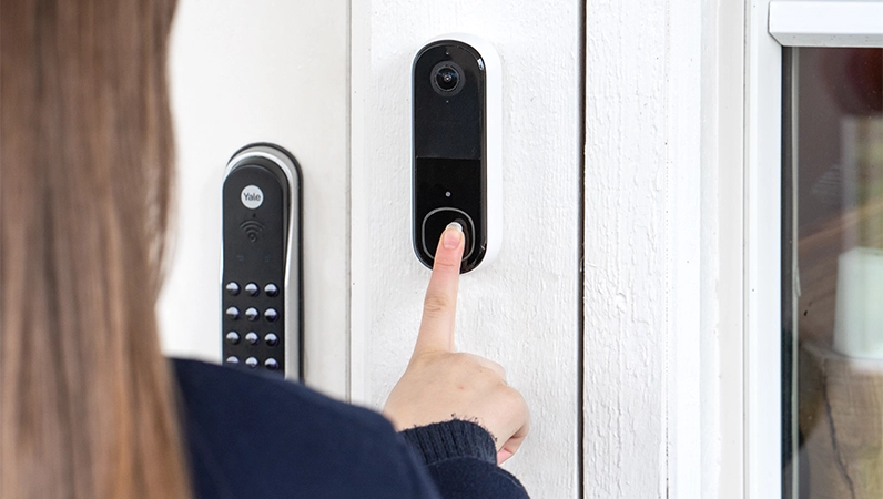 Kvinne ringer på Arlo Videoringeklokke