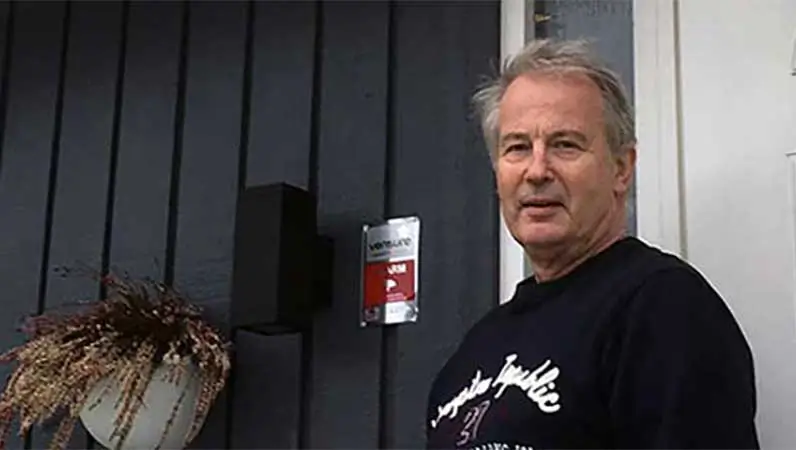 Harald Thorbjørnsen foran alarmsikret bolig
