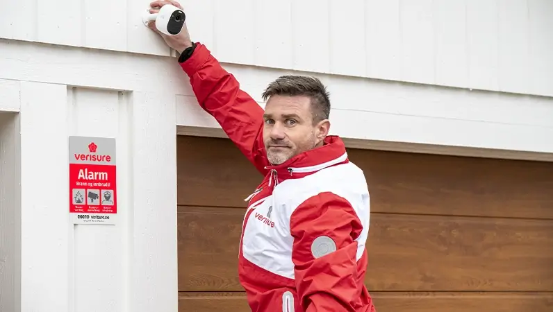 Verisure profesjonelle installatør monterer kamera