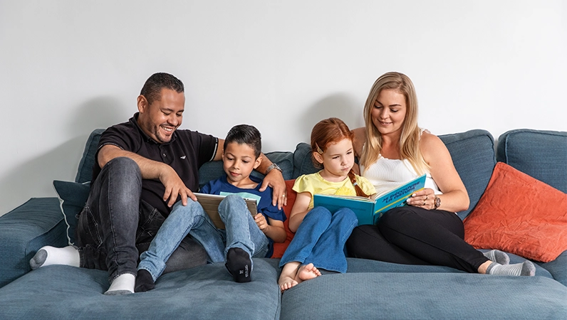 Bilde av familie i en sofa