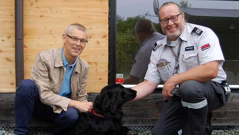 Vekter, huseier og hund foran hus sikret med Verisure alarm