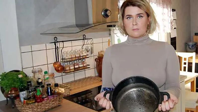 Rebecka viser den utbrente gryten etter uhellet med fritering av vårruller