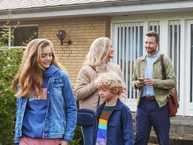 Familie forlater bolig