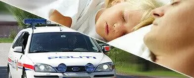 Politibil og familie som sover Politibil og familie som sover