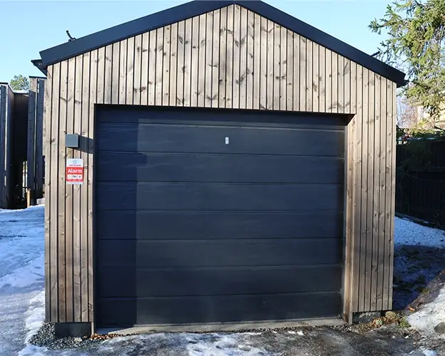 lukket og låst garasje med null innsyn og alarmskilt under lyset lukket og låst garasje med null innsyn og alarmskilt under lyset