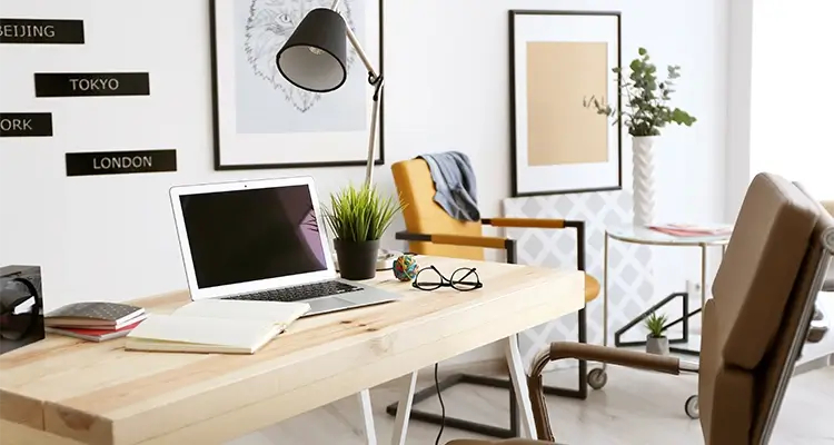 Hjemmekontor med bærbar PC Hjemmekontor med bærbar PC