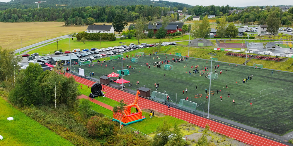 dronebilde viser idrettsanlegger på en idrettsdag dronebilde viser idrettsanlegger på en idrettsdag