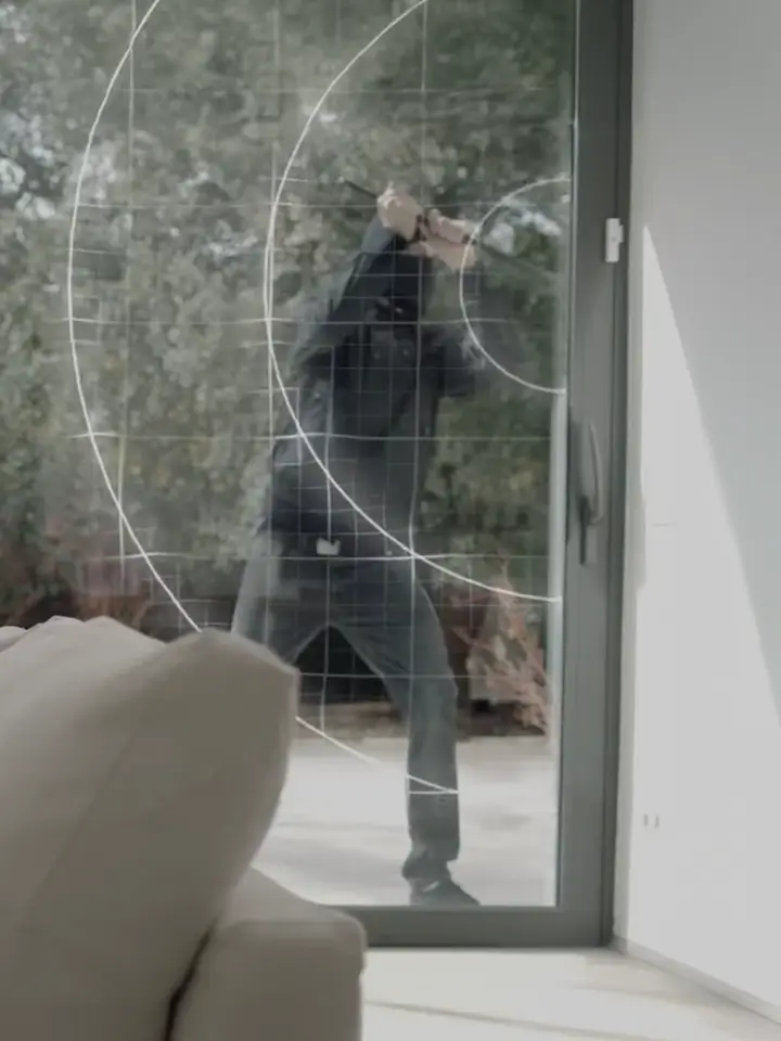 Innbruddstyv knuser vindu sjokksensor