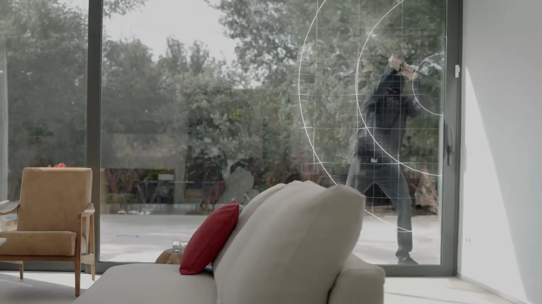 Innbruddstyv knuser vindu sjokksensor