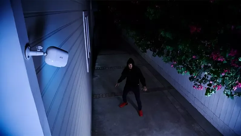 innbruddstyv i mørket ute blir fanget på kamera innbruddstyv i mørket ute blir fanget på kamera
