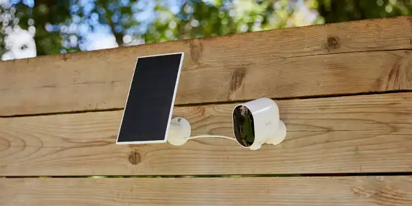 kamera og solcellepanel på hyttevegg