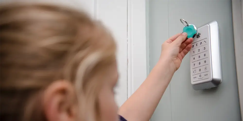 lotte slår av alarmen med kodebrikke lotte slår av alarmen med kodebrikke