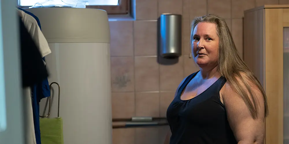 Linda ved varmtvannsberederen der det tok fyr