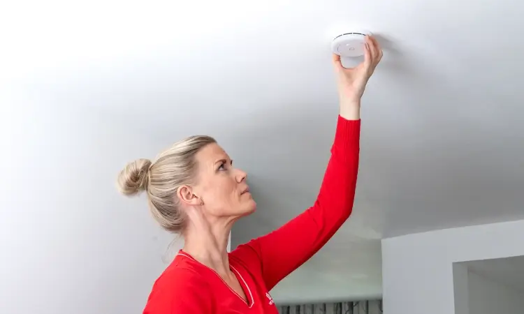 sikkerhetsekspert installerer røykvarsler sikkerhetsekspert installerer røykvarsler