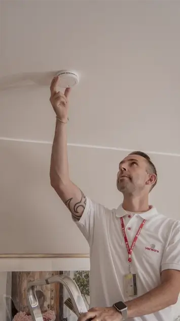 Verisure sikkerhetsekspert installerer røykvarsler