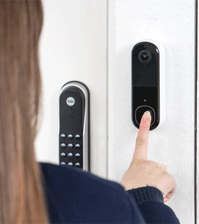 Arlo videoringeklokke montert på ytterdør Arlo videoringeklokke montert på ytterdør
