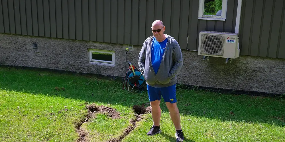 Roy utenfor huset ved grop der lynet slo ned Roy utenfor huset ved grop der lynet slo ned