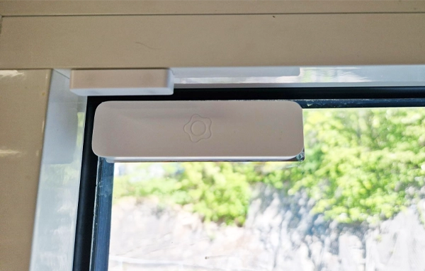 sjokksensor og magnetkontakt på glass sjokksensor og magnetkontakt på glass