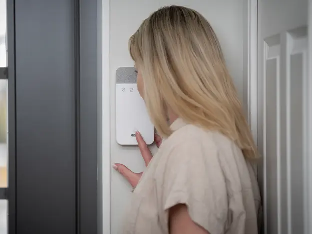 dame trykker på sos og snakker med alarmstasjonen