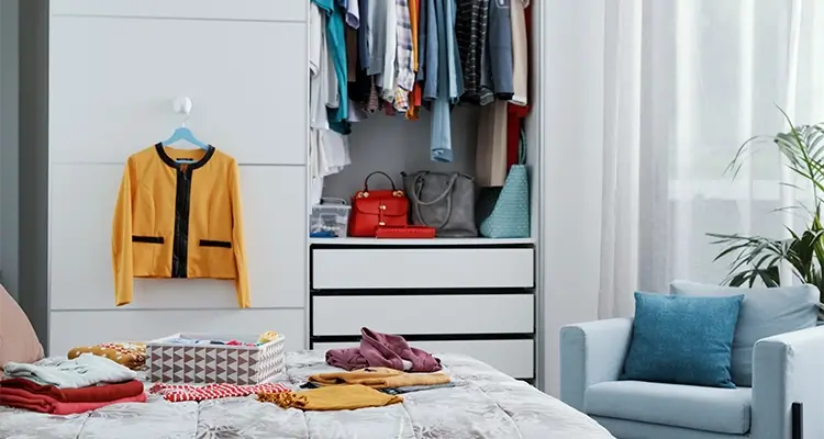 Soverom med skap full av klær og vesker Soverom med skap full av klær og vesker