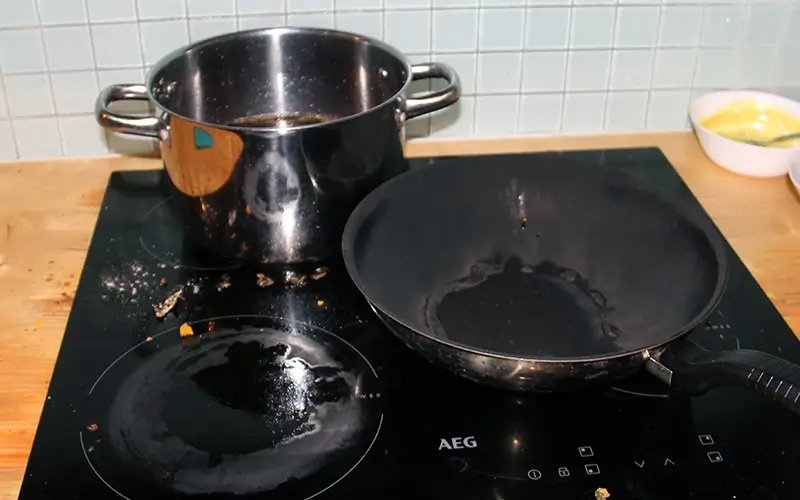kjeler på komfyren kjeler på komfyren