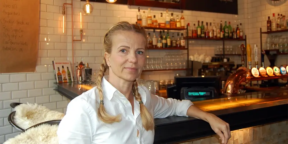 Tonje foran baren i restauranten Rust Tonje foran baren i restauranten Rust