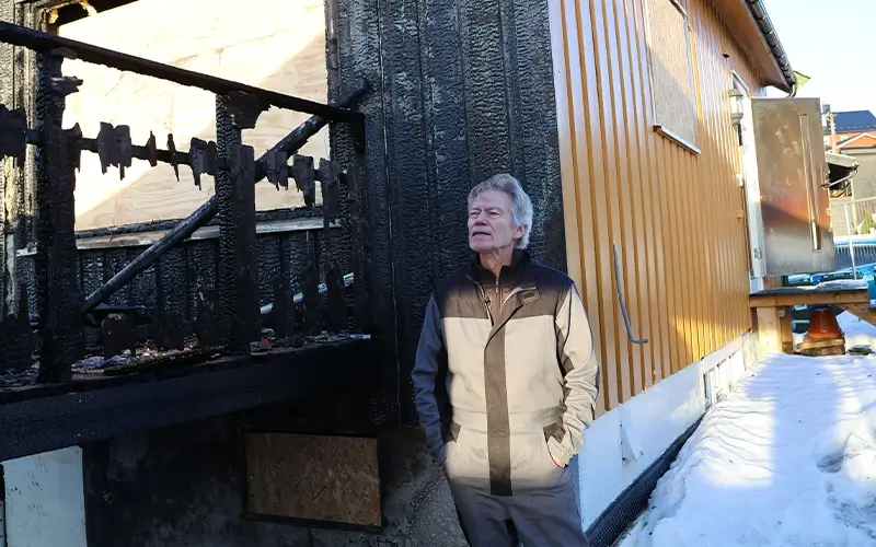Torbjørn foran huset Torbjørn foran huset