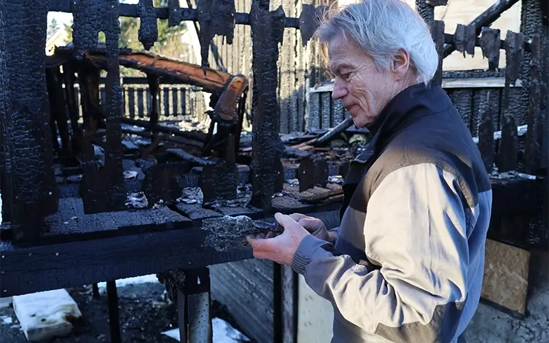 Torbjørn med rester etter brannen Torbjørn med rester etter brannen