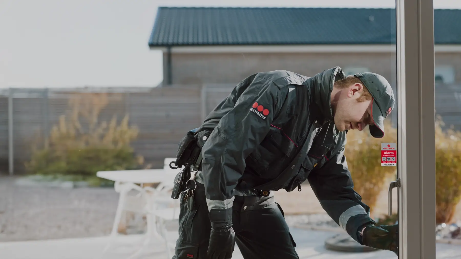 Vekter fra Securitas sjekker alarmsikret bolig