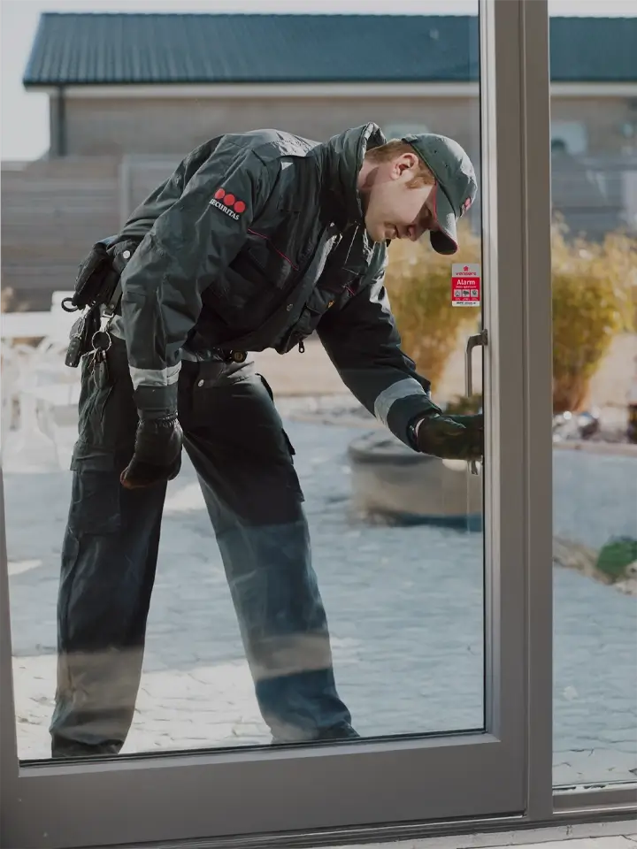 Vekter fra Securitas sjekker alarmsikret bolig