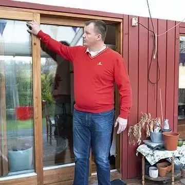 verandadør på baksiden av boligen blir inspisert