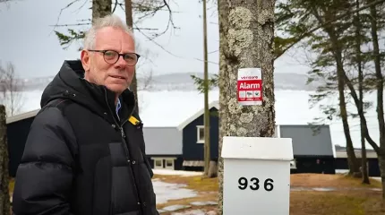 Anders foran innkjørselen til hytta Anders foran innkjørselen til hytta
