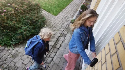 Barn kommer hjem fra skolen