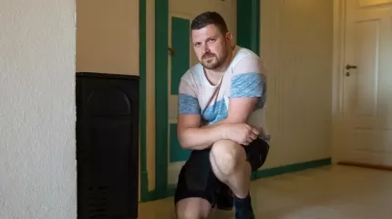 Daniel ved oljekaminen som brant Daniel ved oljekaminen som brant