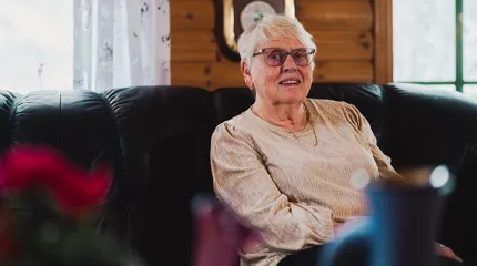 Edith Lorentzen hjemme i sofaen