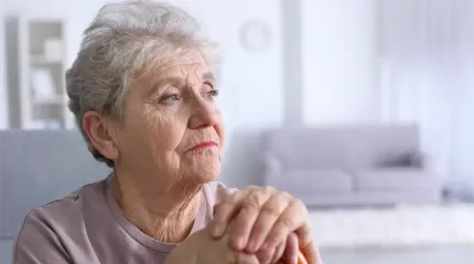 Eldre dame tenker på brannsikkerhet Eldre dame tenker på brannsikkerhet