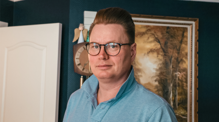 Thomas Christian Vatne ble vekket av brannalarmen da julepynten tok fyr Thomas Christian Vatne ble vekket av brannalarmen da julepynten tok fyr