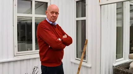 Ola utenfor vinduet som ble brutt opp Ola utenfor vinduet som ble brutt opp
