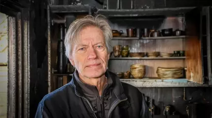 Torbjørn Alseth inne i det nedbrente huset Torbjørn Alseth inne i det nedbrente huset